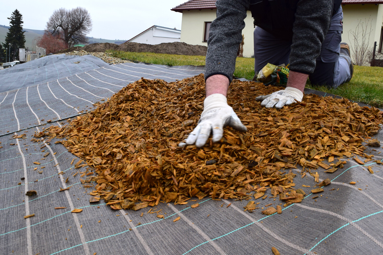 Díky textilii na svah mulčovací kůru neodplaví déšť - Milmar